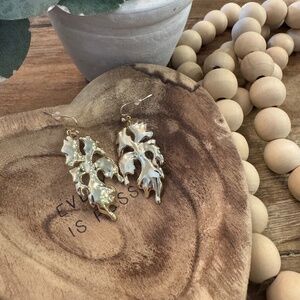 Kendra Scott Savannah Drop Earrings In Gold